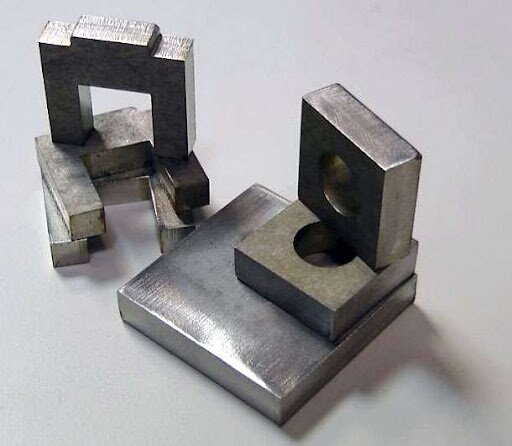 вырезано из титана